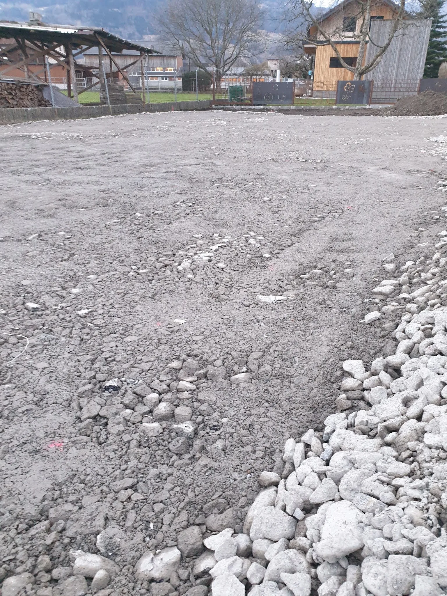 Fertig planiertes und verdichtetes Baufeld mit Schottertragschicht